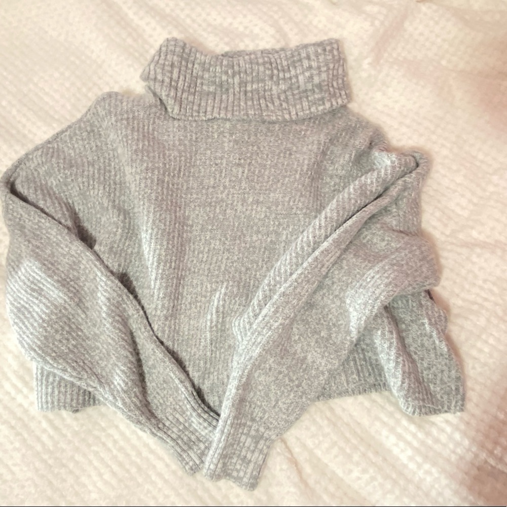 Crop grey turtleneck